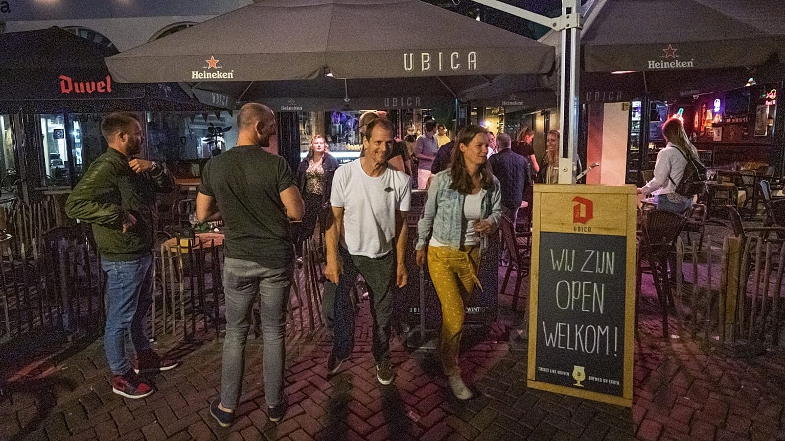 Gäste verlassen Kneipe in Utrecht wegen Sperrstunde