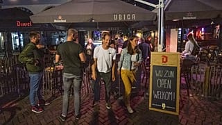 Gäste verlassen Kneipe in Utrecht wegen Sperrstunde