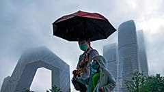 Anya és fia Peking utcáin