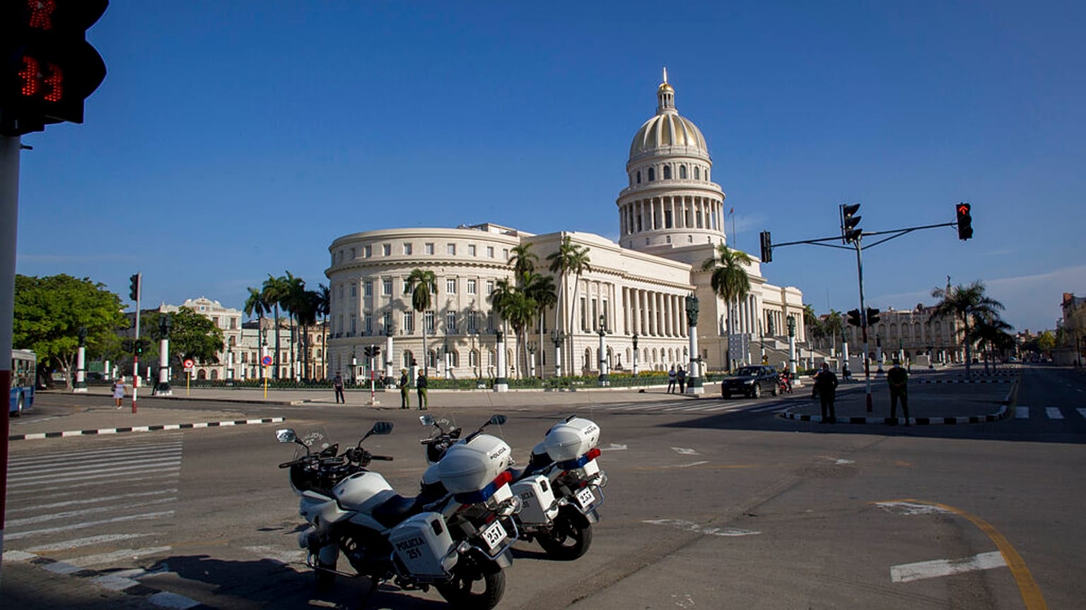 Motocicletas policiales estacionadas cerca del edificio del Capitolio Nacional mientras la policía hace guardia en La Habana, Cuba