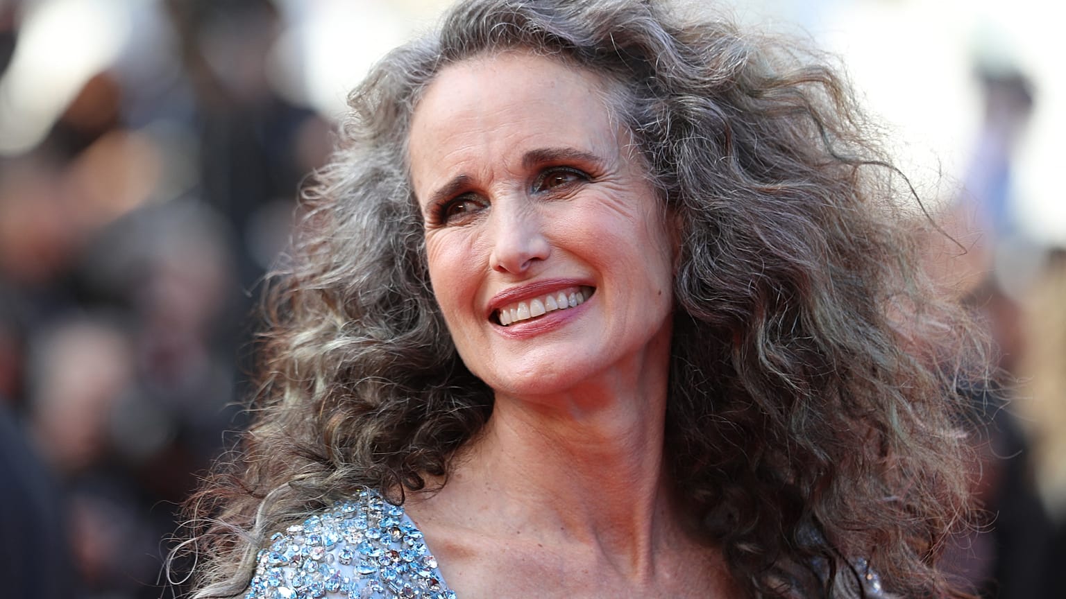 Andie Macdowell  mit grauer Löwenmähne 
