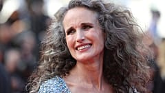 Andie Macdowell  mit grauer Löwenmähne 