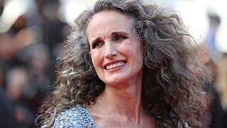 Andie Macdowell mit grauer Löwenmähne