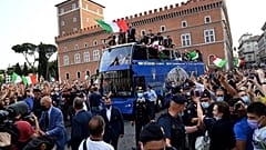 Partystimmung in Rom: Squadra Azzurra präsentiert den EM-Pokal