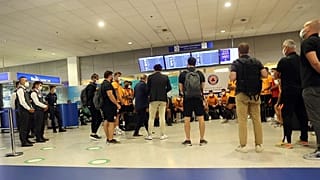 Η ομάδα της Γαλατάσαράι στο αεροδρόμιο της Αθήνας