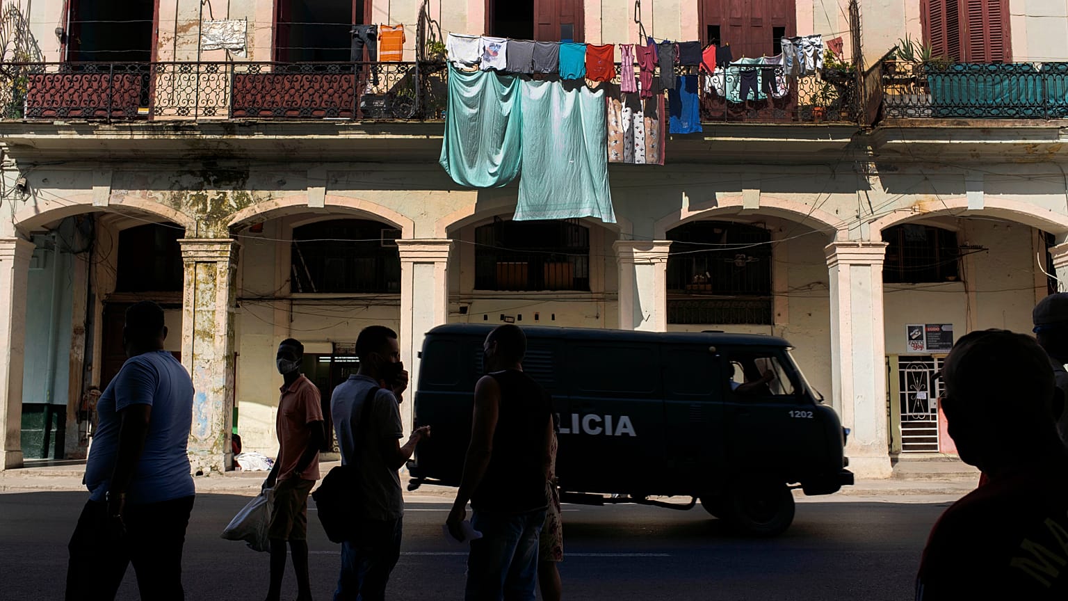 Un furgón de la policía en una calle de La Habana Vieja tras las protestas, Cuba 12/7/2021