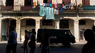 Un furgón de la policía en una calle de La Habana Vieja tras las protestas, Cuba 12/7/2021