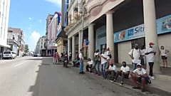 Colas y desabastecimiento han forjado en Cuba un carácter entre la resignación y el hartazgo.