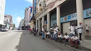 Colas y desabastecimiento han forjado en Cuba un carácter entre la resignación y el hartazgo.