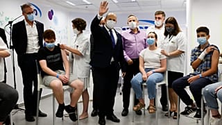 رئيس الوزراء الإسرائيلي نفتالي بينيت في أحد مراكز التطعيم ضد كوفيد-19