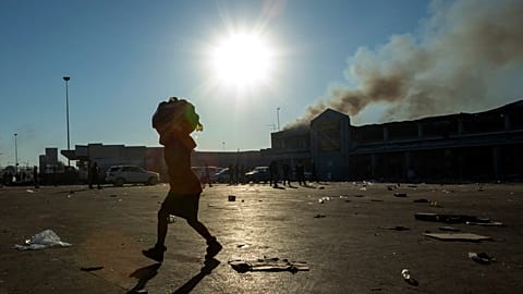 Proteste und Plünderungen: Chaos in Südafrika wegen Zuma-Inhaftierung 