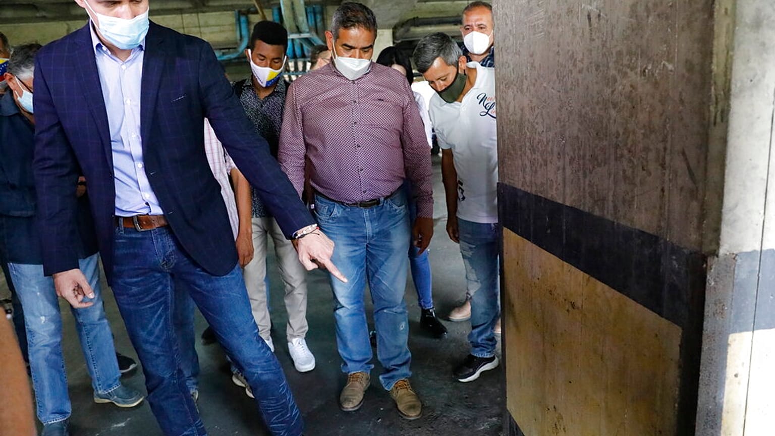 Guaidó mostra marcas de balas alegadamente disparadas pelas forças de segurança na sua garagem