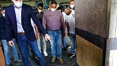 Guaidó mostra marcas de balas alegadamente disparadas pelas forças de segurança na sua garagem