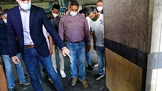 Guaidó mostra marcas de balas alegadamente disparadas pelas forças de segurança na sua garagem