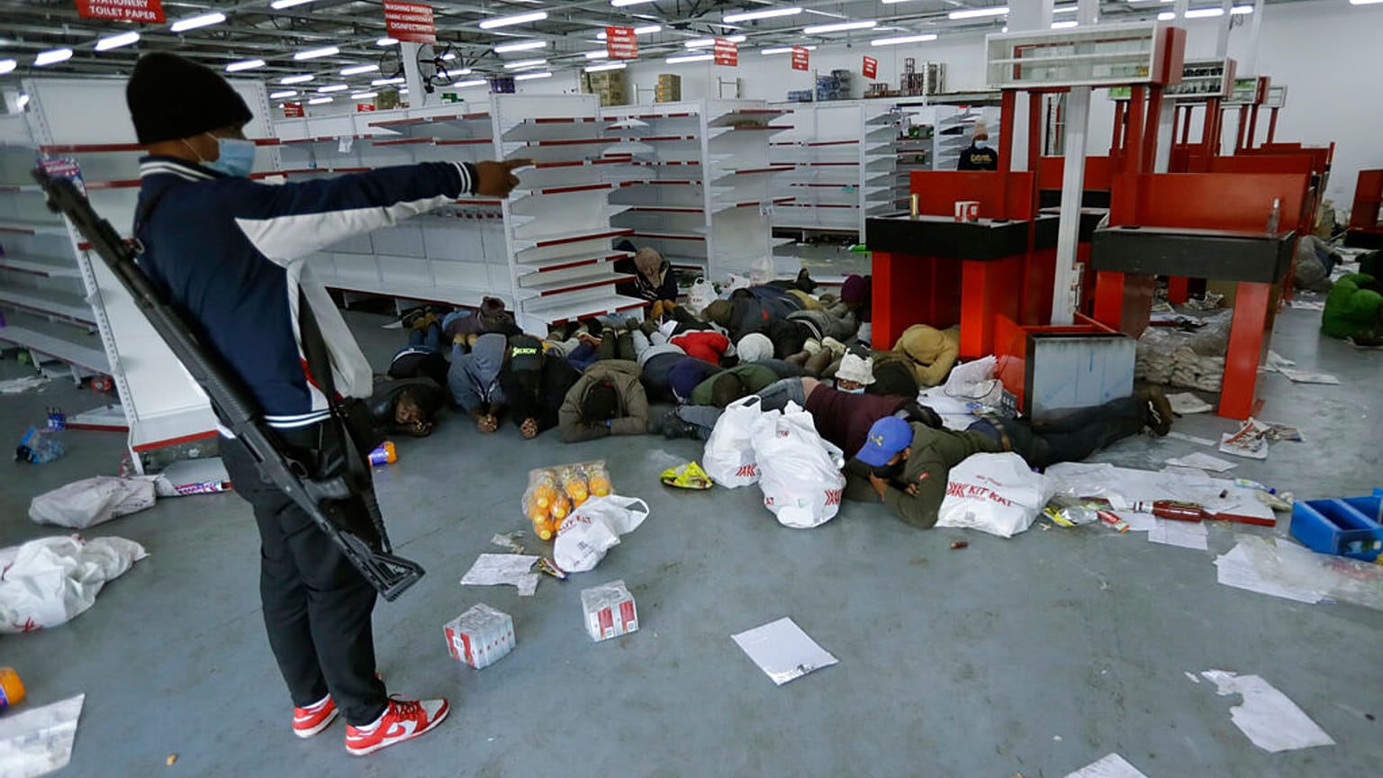 Un supermercado tras ser saqueado