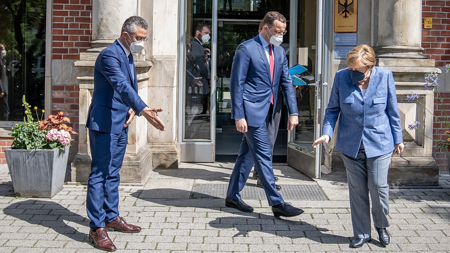 Angela Merkel beim RKI - zusammen mit Jeans Spahn und Lothar Wieler