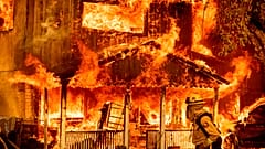 Una casa en llamas en Doyle, California, este domingo