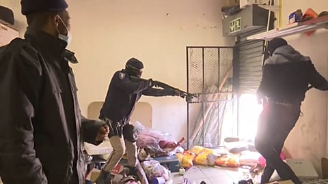 Police officer fires rubber bullets at escaping suspects