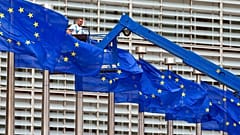 Europa-Flaggen vor dem Europäischen Parlament in Straßburg