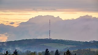 Az újudvari tévétorony az elvonuló esőfelhőben Nagykanizsáról fényképezve 2021. május 7-én