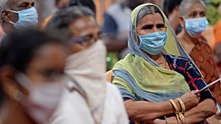 Des femmes âgées attendent de se faire vacciner contre le Covid-19 à Chennai, en Inde le 20 mars 2021.