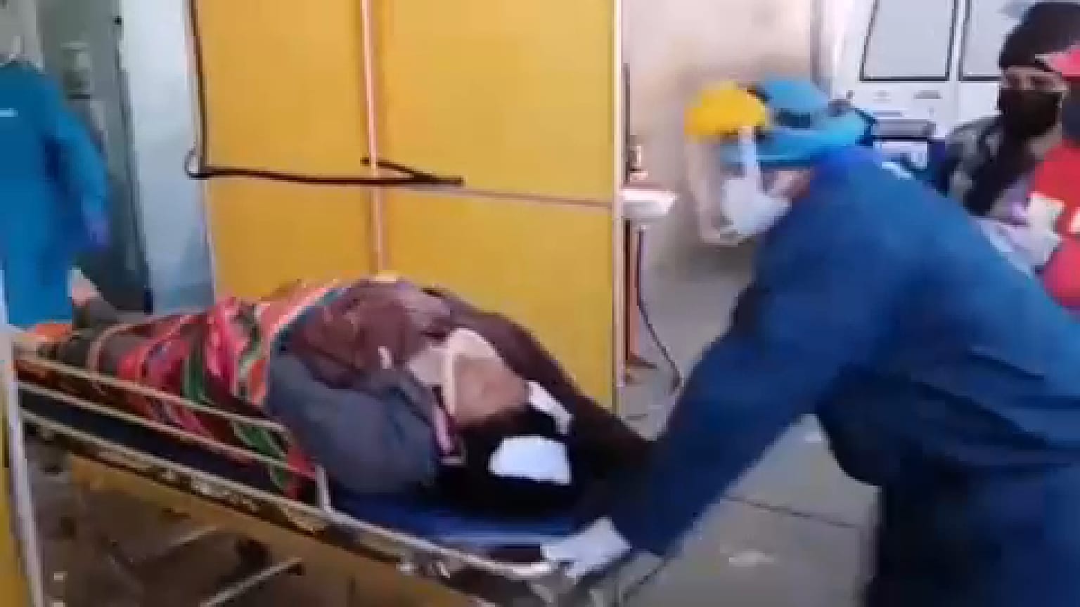 Captura de imagen de la llegada de una de las víctimas del accidente al hospital. 