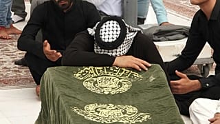 عراقيون ينعون أقاربهم قضوا في حريق هائل اجتاح جناح عزل مرضى فيروس كورونا بمستشفى الحسين في مدينة الناصرية جنوب العراق.