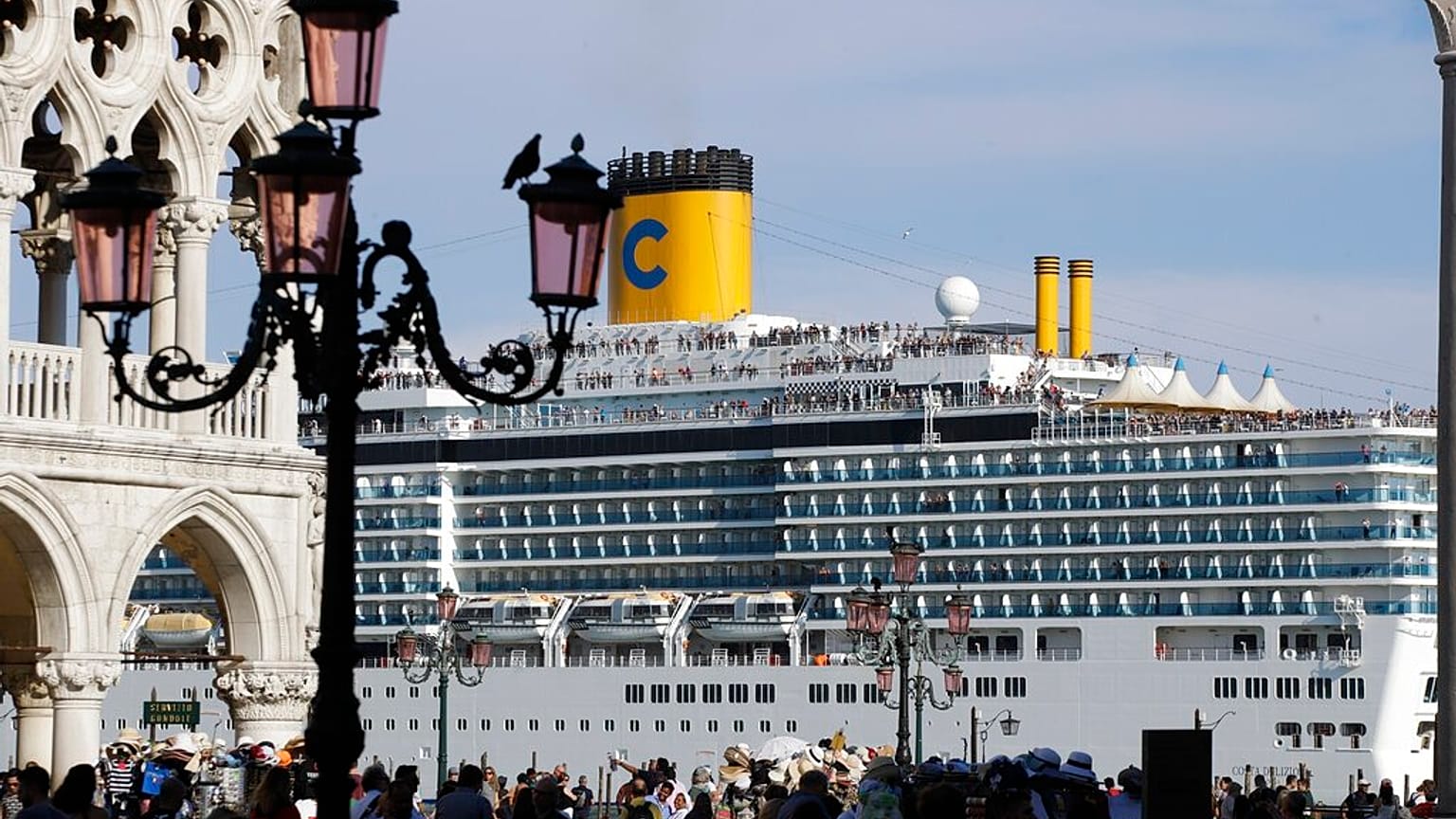 Un ferry passe devant la touristique Place St Marc de Venise