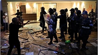 مواجهات بين محتجين من أهالي ضحايا انفجار مرفأ بيروت وقوات الأمن