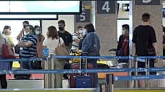 Fluggäste in Malta. Auch viele von ihnen dürften durch die Corona-Politik des Landes verunsichert sein