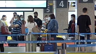 Fluggäste in Malta. Auch viele von ihnen dürften durch die Corona-Politik des Landes verunsichert sein