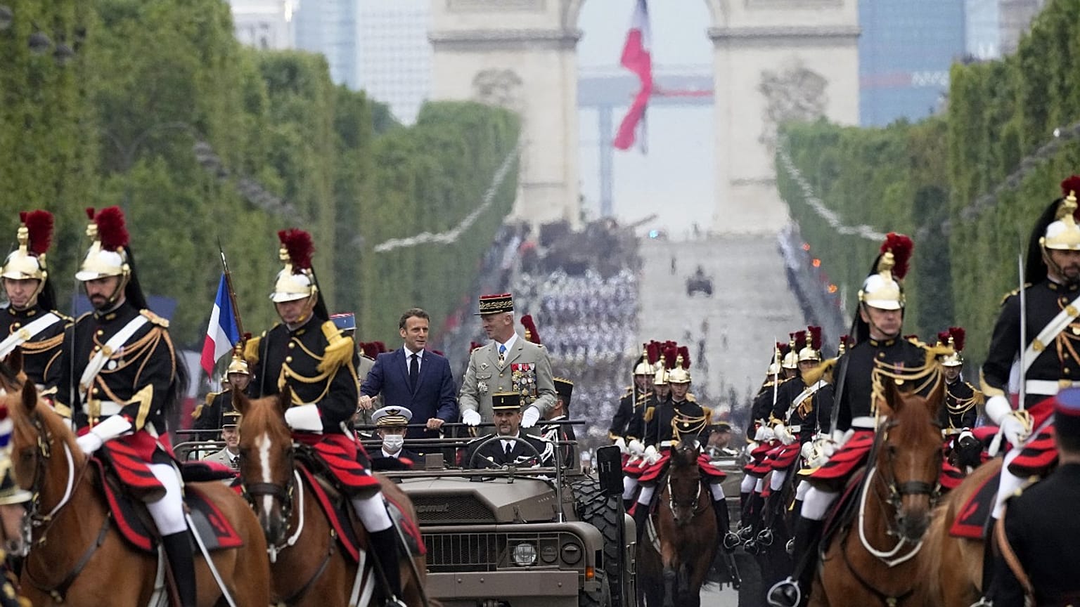Le président français Emmanuel Macron et le chef d'état-major des armées françaises sur l'avenue des Champs-Elysées à Paris le 14 juillet 2021.