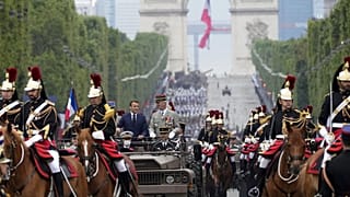 Le président français Emmanuel Macron et le chef d'état-major des armées françaises sur l'avenue des Champs-Elysées à Paris le 14 juillet 2021.