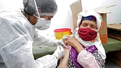Un soldat administre une dose de vaccin à Kesra (Tunisie) le 13 juillet 2021