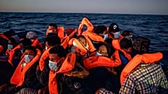 Bootsmigranten auf einem Schiff im Mittelmeer