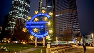 Az euro logója Brüsszelben