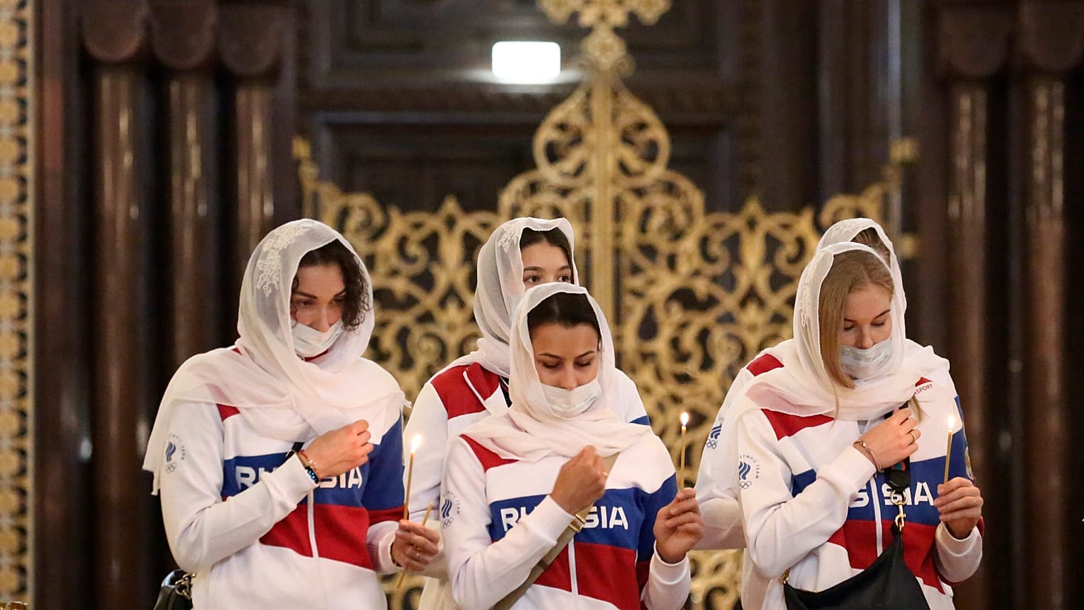 Члены сборной России в Храме Христа Спасителя перед отъездом в Японию