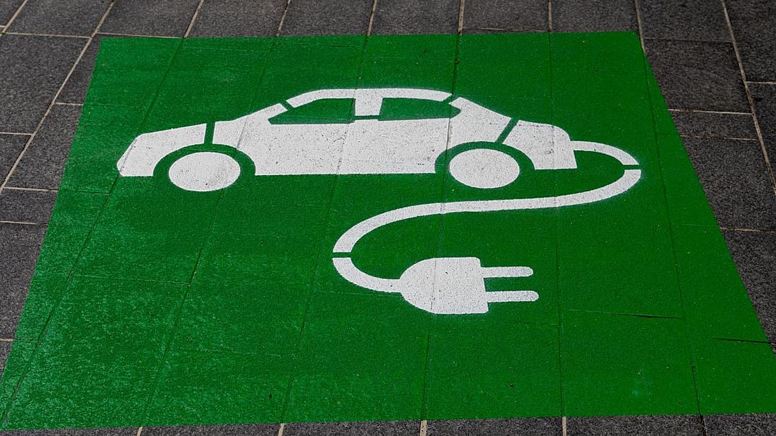 AB ülkeleri, elektrikli araçlara geçmek ve fosil yakıtları azaltmak için ulusal çapta birçok kanun yürürlüğe soktu.
