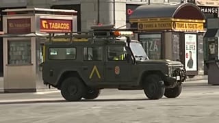 Un coche del ejército patrulla las calles durante el confinamiento en España.