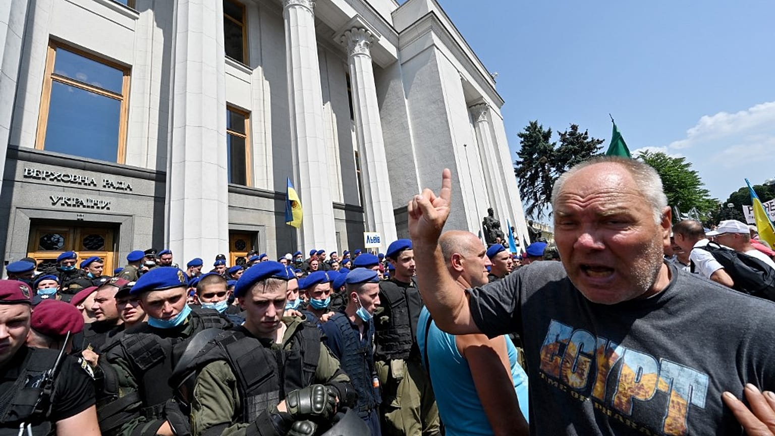 Ukrayna'da emekli polisler protesto düzenledi