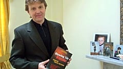 Александр Литвиненко с его книгой "ФСБ взрывает Россию". 2002 год.