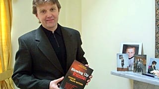 Александр Литвиненко с его книгой "ФСБ взрывает Россию". 2002 год.