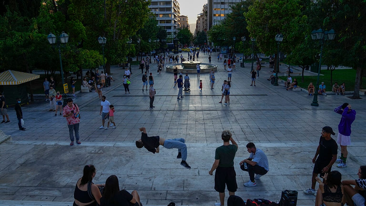 Des jeunes dansent sur la place Syntagma à Athènes le 13 juillet 2021