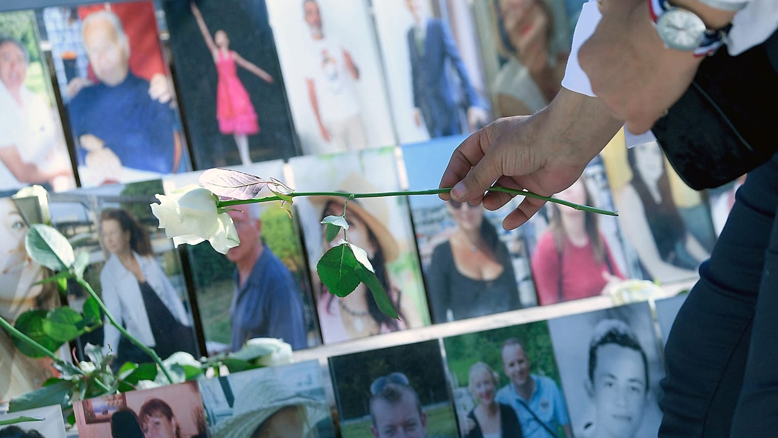 Des fleurs en hommage aux victimes de l'attentat meurtrier du 14 juillet 2016 sur la Promenade des Anglais à Nice, photo prise le 19 juillet 2016.