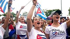 Cubanos en Miami apoyando la revuelta en su país