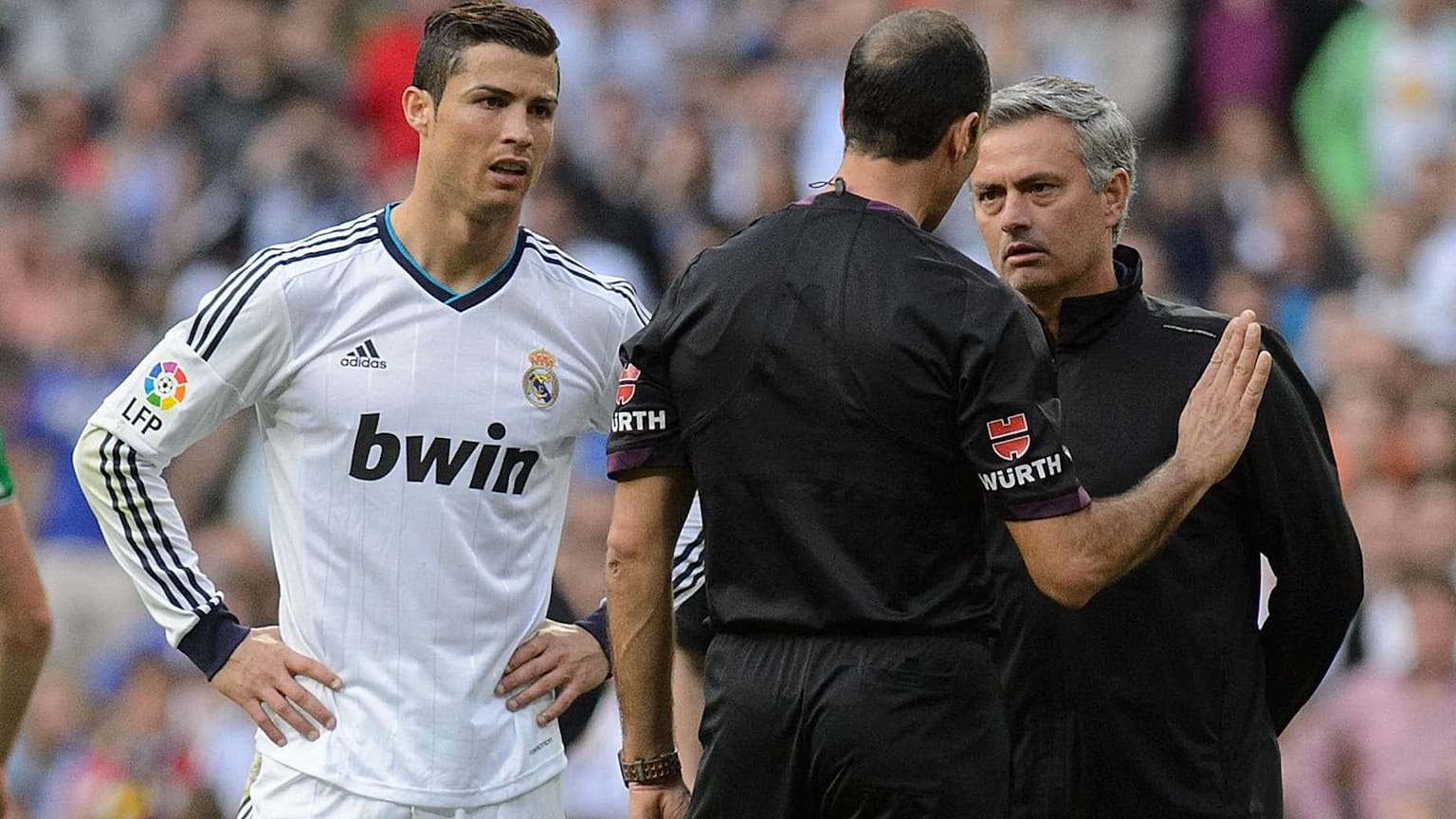 كريستيانو رونالدو وجوزيه مورينيو يتجادلان مع الحكم خلال مباراة الدوري الإسباني لكرة القدم ريال مدريد ضد ريال بيتيس، ملعب سانتياغو برنابيو في مدريد في 20 أبريل 2013
