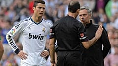 كريستيانو رونالدو وجوزيه مورينيو يتجادلان مع الحكم خلال مباراة الدوري الإسباني لكرة القدم ريال مدريد ضد ريال بيتيس، ملعب سانتياغو برنابيو في مدريد في 20 أبريل 2013