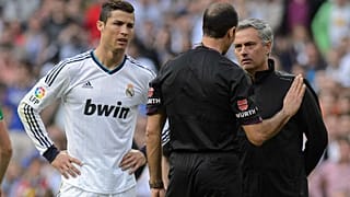 كريستيانو رونالدو وجوزيه مورينيو يتجادلان مع الحكم خلال مباراة الدوري الإسباني لكرة القدم ريال مدريد ضد ريال بيتيس، ملعب سانتياغو برنابيو في مدريد في 20 أبريل 2013