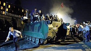15 Temmuz 2016'da birçok vatandaş İstanbul'daki Boğaziçi Köprüsü'nde yolu kapatan askerlere müdahale etti.