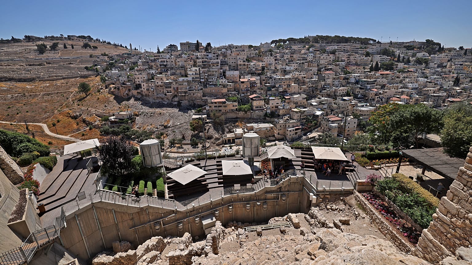 منظر لمدينة سلوان حيث موقع الحفر الأثري أين تم التنقيب عن جزء مفقود من سور مدينة القدس. 2021/07/14